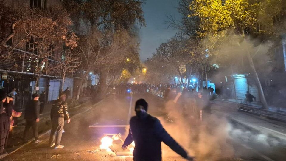 گسترش اعتراضات و درگیری‌ها در شهرهای مختلف ایران2