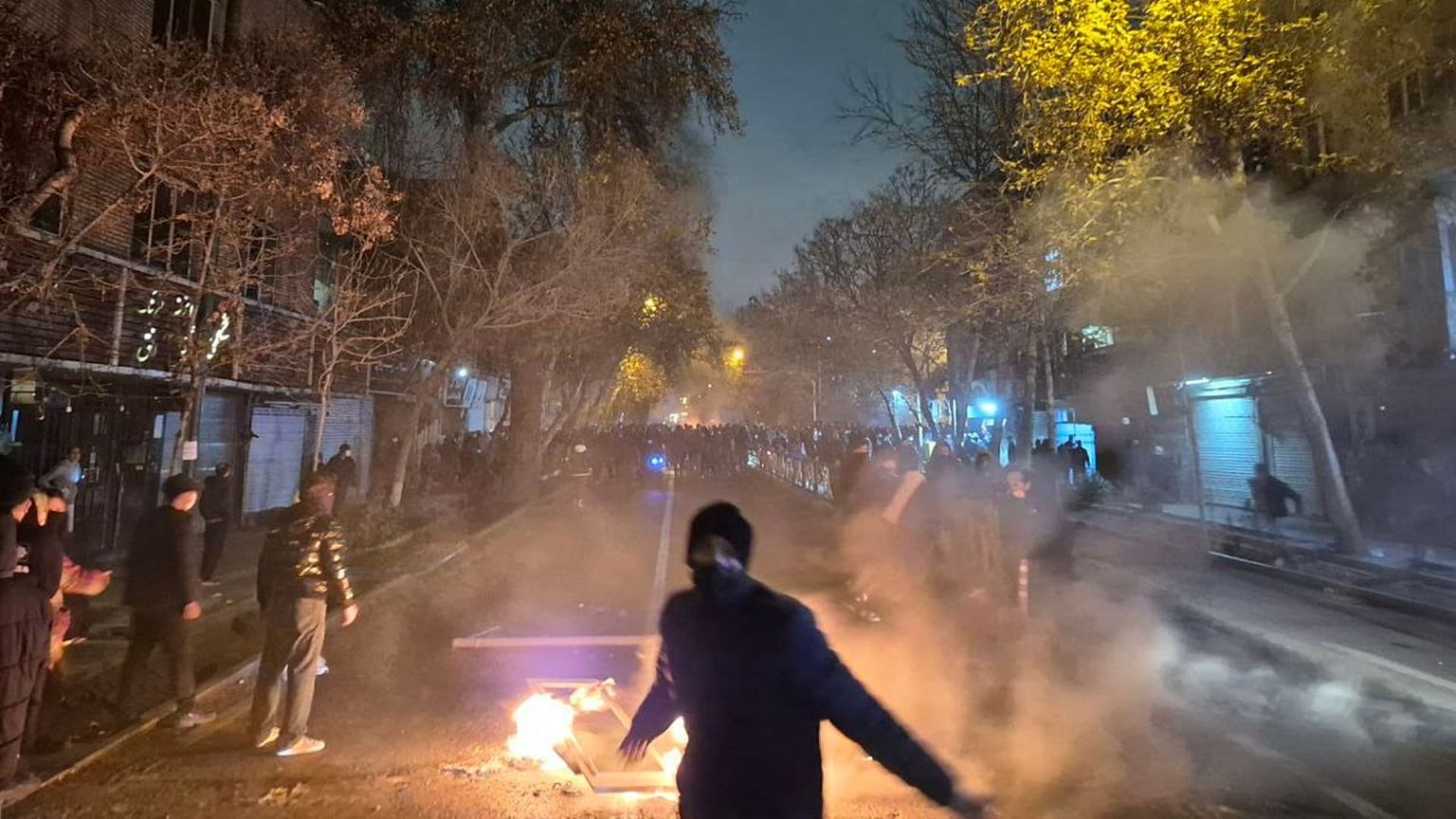 گسترش اعتراضات و درگیری‌ها در شهرهای مختلف ایران