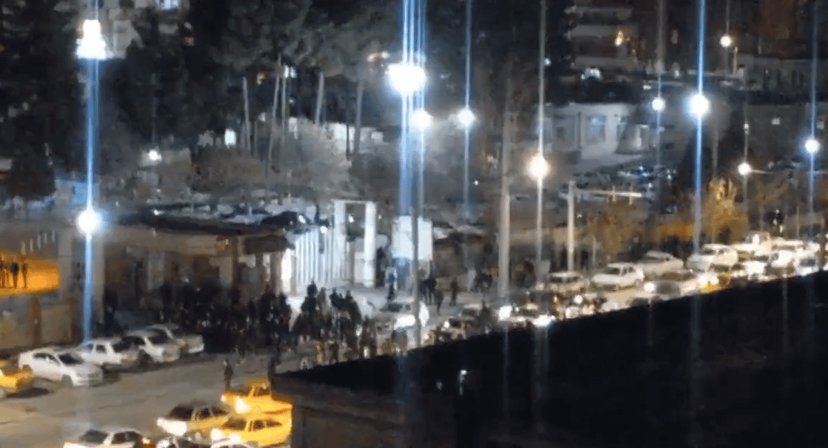 یورش شبانه نیروهای امنیتی رژیم به بیمارستان خمینی در ایلام