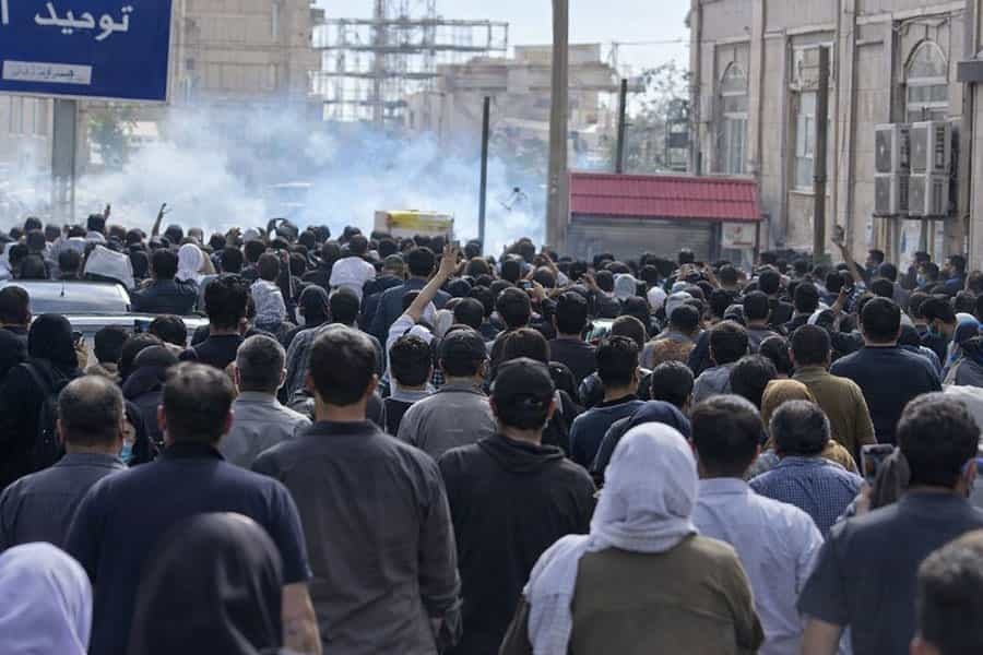 یورش نیروهای امنیتی به تجمع اعتراضی شهروندان بلوچ در چابهار