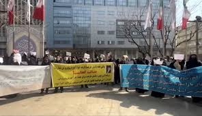 تجمع اعتراضی داوطلبان کارنامه سبز در تهران
