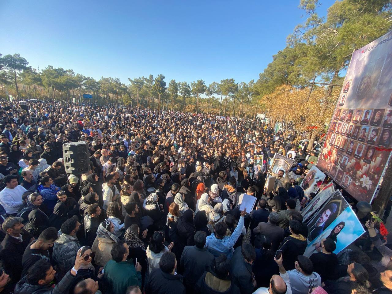 حضور هزاران نفر در مراسم چهلم جانباختگان اعتراضات دی‌ماه