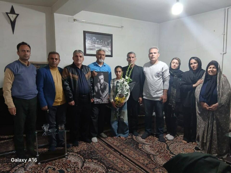 دیدار انجمن معلمان فارس با خانواده جانباخته میلاد خاکسار