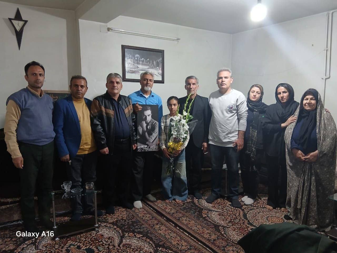 دیدار انجمن معلمان فارس با خانواده جانباخته میلاد خاکسار