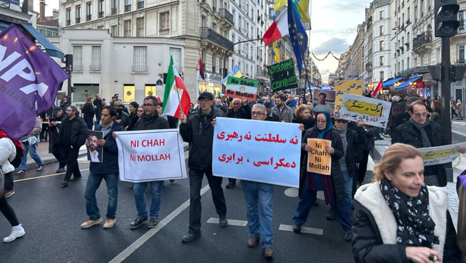 تجمع اعتراضی در پاریس با شعار نه به جنگ نه به جمهوری اسلامی