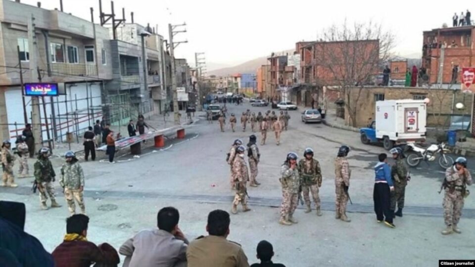 تخلیه و استقرار تجهیزات نظامی سنگین در بلوار انقلاب سقز2