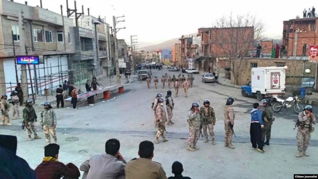 تخلیه و استقرار تجهیزات نظامی سنگین در بلوار انقلاب سقز