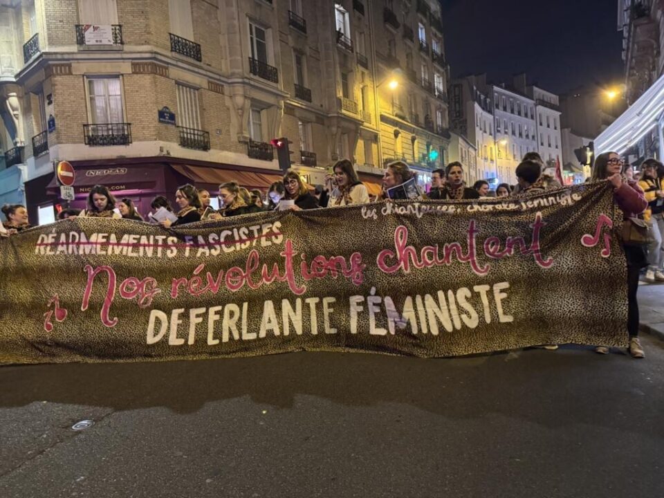 راهپیمایی شبانه فمینیست ها در پاریس در آستانه روز جهانی زن