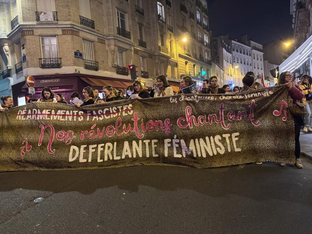 راهپیمایی شبانه فمینیست ها در پاریس در آستانه روز جهانی زن