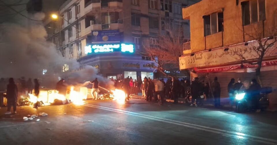 شادیهای خیابانی در پی انتشار خبر مرگ علی خامنهای1