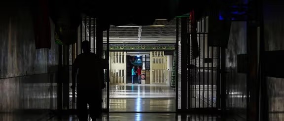 گزارش‌ها از وضعیت بحرانی در زندان اوین و فشافویه