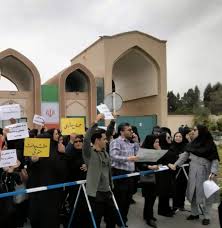 ادامه تجمع کارکنان بهداشت استان یزد برای دومین روز