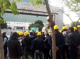 اعتراض اپراتورهای برق به پرداخت حقوق بدون افزایش