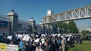 تجمع کارنامه‌سبزهای آموزش و پرورش مقابل وزارتخانه