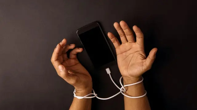 گزارش از مسدودسازی تلفن همراه شهروندان در ایران