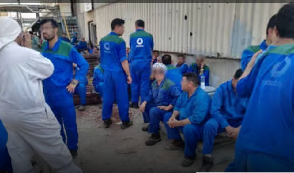 ادامه تجمع کارگران اخراجی پتروناد در بندر خمینی
