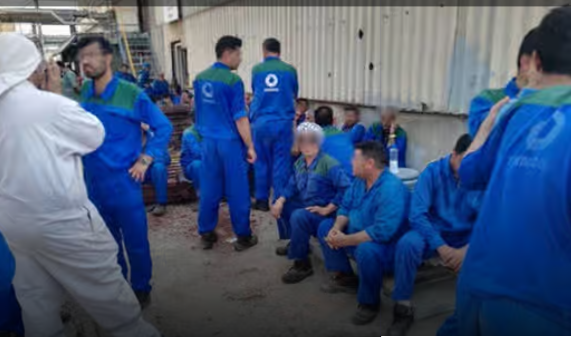 ادامه تجمع کارگران اخراجی پتروناد در بندر خمینی