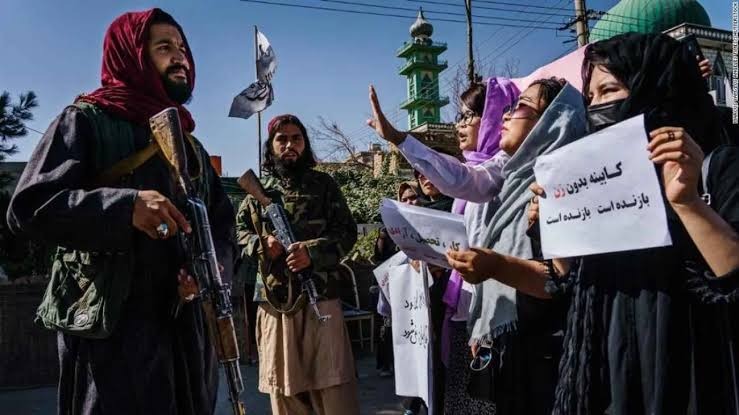 تجمع زنان مهاجر افغان مقابل سفارت افغانستان در ایران