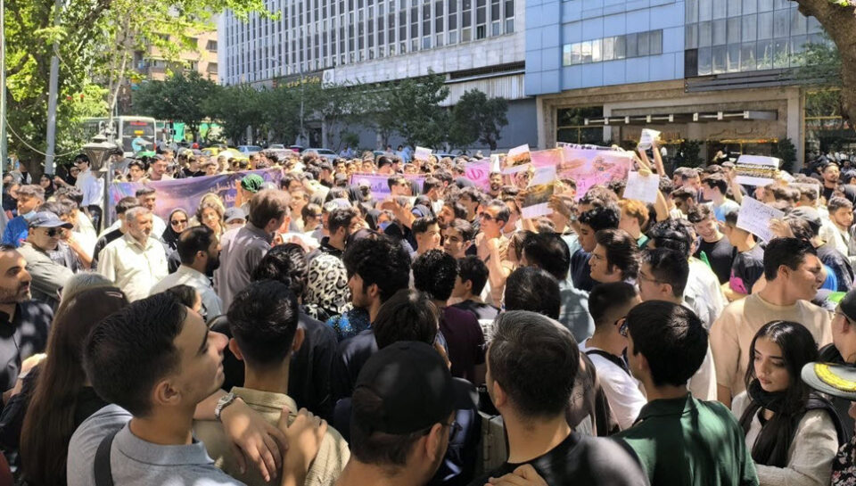 گردهمایی دانش‌آموزان در اعتراض به تغییرات کنکور 1