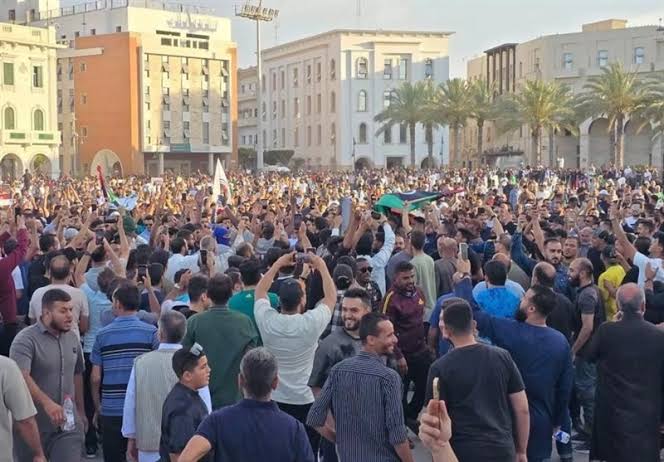 ادامه اعتراض کارگران و دانشجویان به قطع برق در لیبی