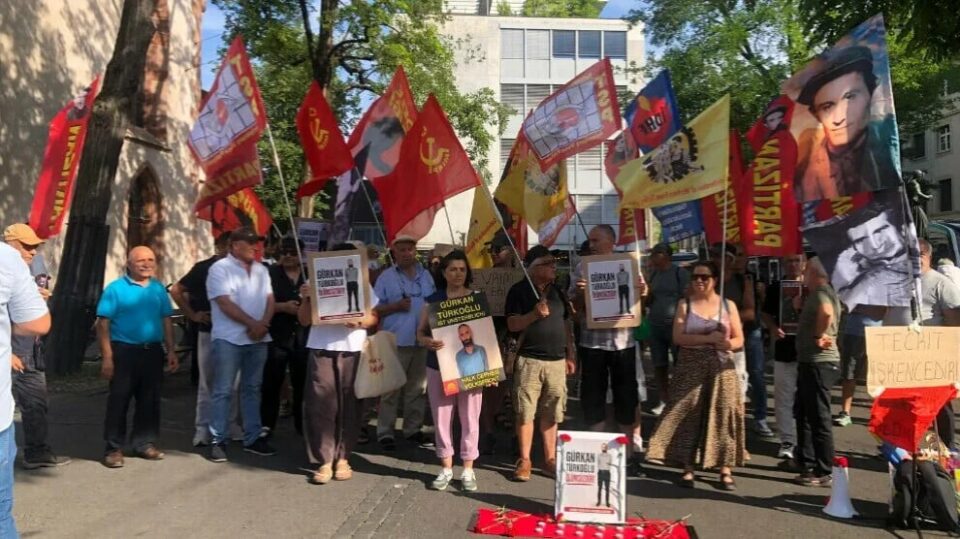 تجمع برای گورکان ترک‌اوغلو در شهر بازل1