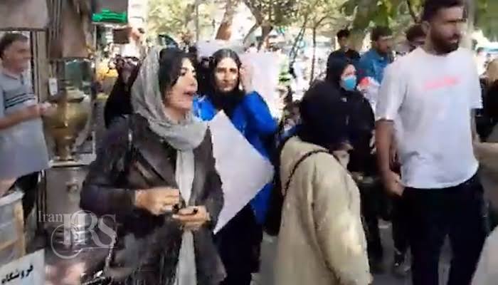 تجمع خانواده‌های محکومان به اعدام مقابل زندان قزلحصار