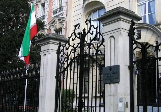 اخراج دو  دیپلمات‌ ایران از فرانسه