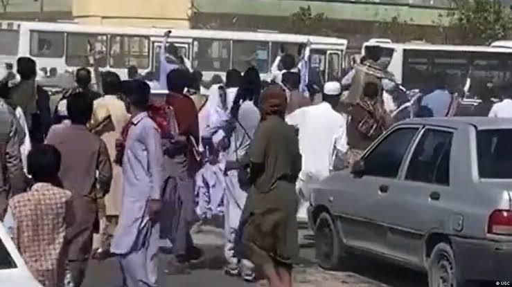 تجمع اعتراضی رانندگان اتوبوس در زاهدان