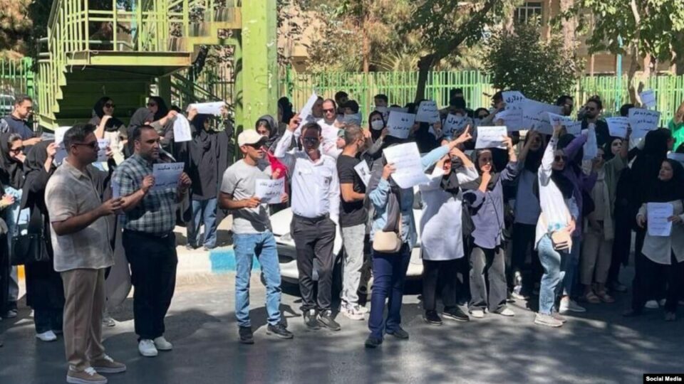 تجمع اعتراضی پرستاران در نیشابور 1