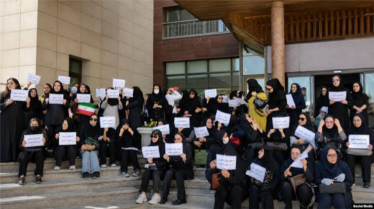 تجمع اعتراضی پرسنل محیطی بهداشت همدان