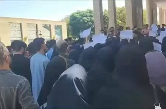 تجمع اعتراضی کارکنان بیمارستان‌های دانشگاه علوم پزشکی نیشابور