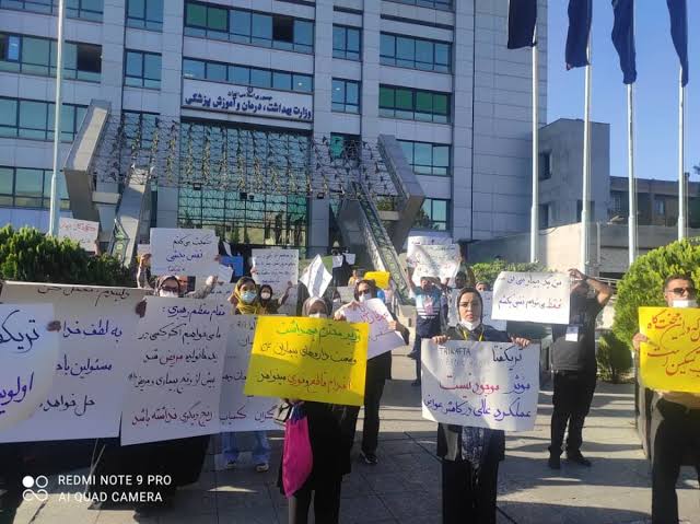 تجمع خانواده‌های بیماران فیبروز کیستیک مقابل وزارت بهداشت
