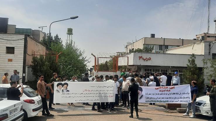 تجمع خریداران خودرو مقابل شرکت سایپا