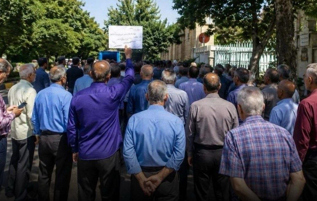 تداوم تجمع بازنشستگان فولاد اصفهان مقابل استانداری