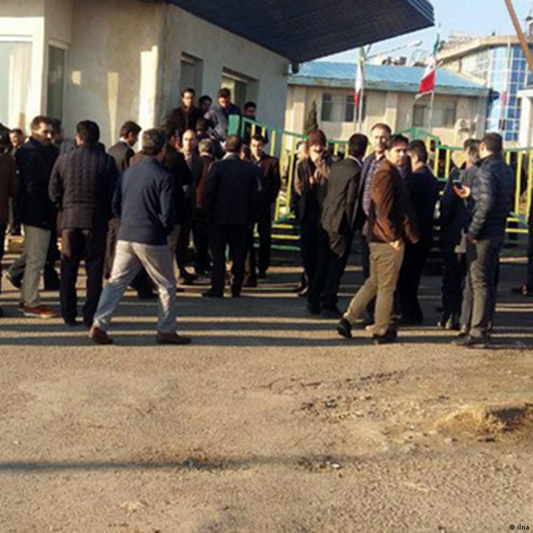 تداوم تجمع کارگران معدن مس و طلای لار