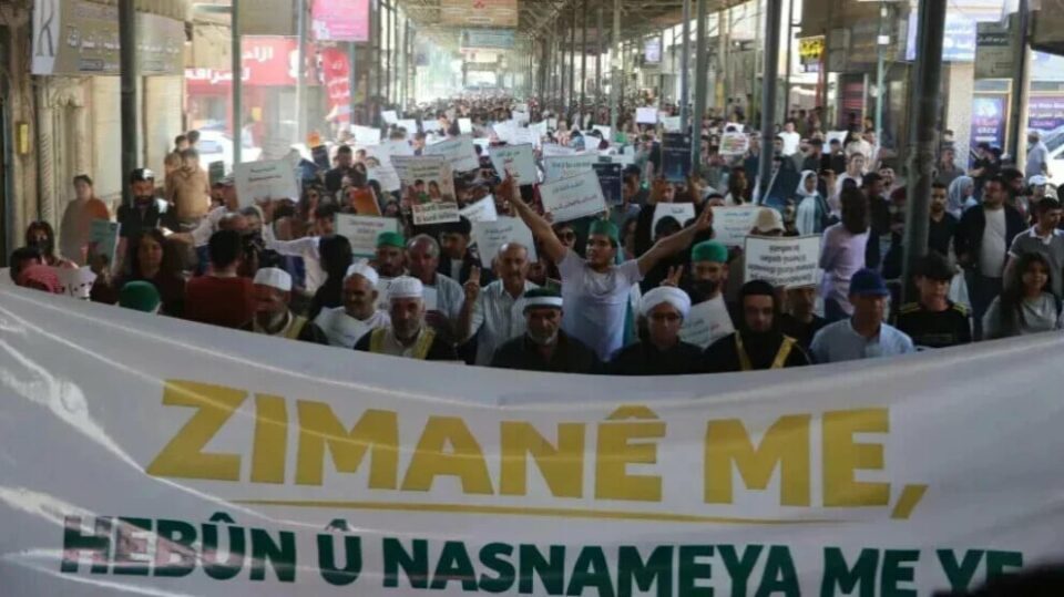 اعتراض‌ها در کوبانی به محدودیت آموزش به زبان کُردی در مدارس سوریه