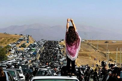 ۲۵ شهریور، بازخوانی خیزشی که همچنان ادامه دارد  بە مناسبت چهارمین سالگرد خیزش زن  زندگی  آزادی
