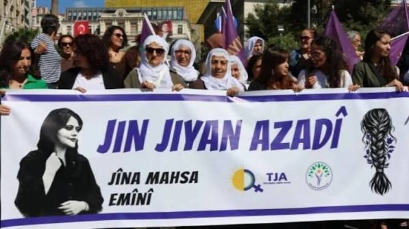 تجمع زنان در استانبول در چهارمین سالگرد ژینا امینی