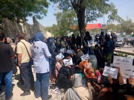 تجمع مال‌باختگان زمین مقابل اداره راه و شهرسازی اراک