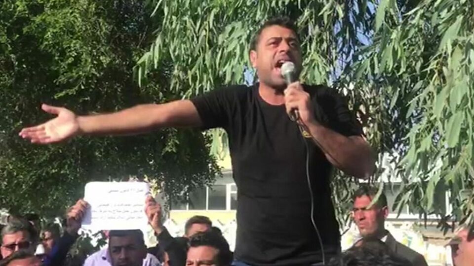 تحصن اسماعیل بخشی مقابل شرکت نیشکر هفت‌تپه 1