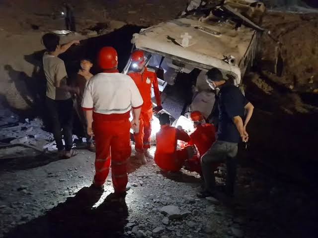 واژگونی اتوبوس حامل کارگران معدن همکار