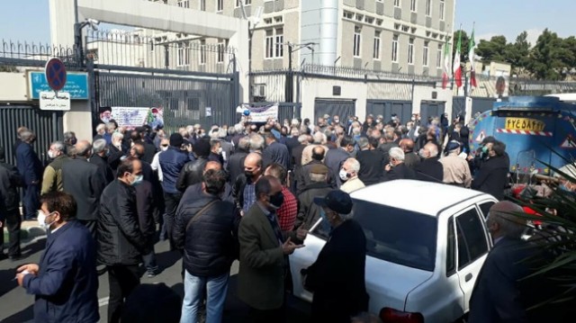 تجمع اعتراضی بازنشستگان و کارکنان هما جلو سازمان برنامه و بودجه1