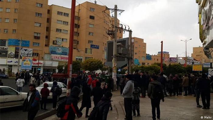 تجمع رانندگان شهرهای اطراف تهران جلو شرکت ملی پخش فرآورده‌های نفتی