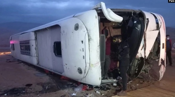 سه کشته و ۲۰ مجروح در حادثه واژگونی اتوبوس در جاده سمنان