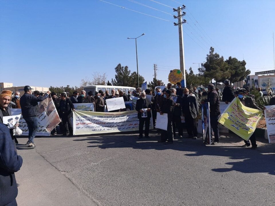 تجمع اعتراضی اهالی مجن در مقابل اداره کل دادگستری استان سمنان2