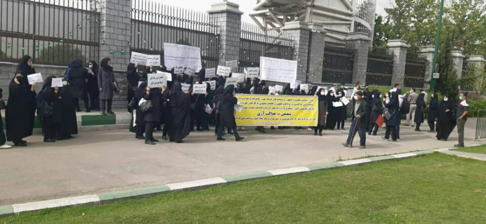 تجمع اعتراضی کارمندان استانی بهزیستی در مقابل مجلس1 1