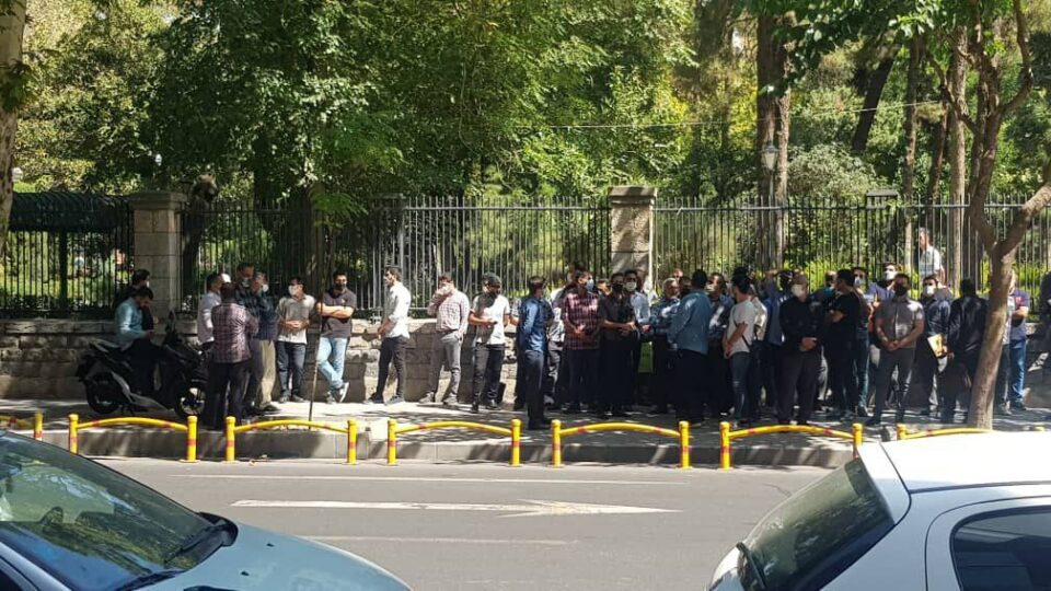 اعتراض کارگران اخراج شده کارخانه تولید آجر و سفال سبزوار2
