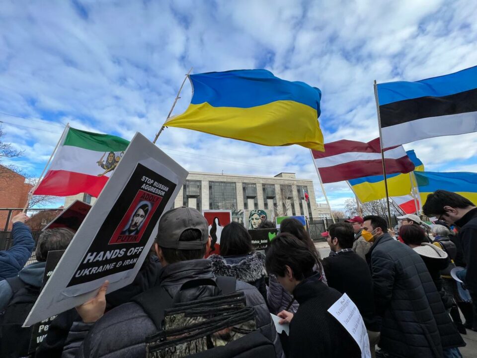 تجمع مشترک ایرانیان و اوکراینی‌ها در برابر سفارت روسیه در کانادا1