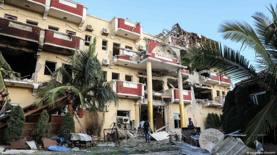 حمله مرگبار شبه‌نظامیان الشباب به هتلی در پایتخت سومالی