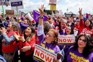 پیروزی اعتصاب معلمان و کارگر خدماتی آمریکا